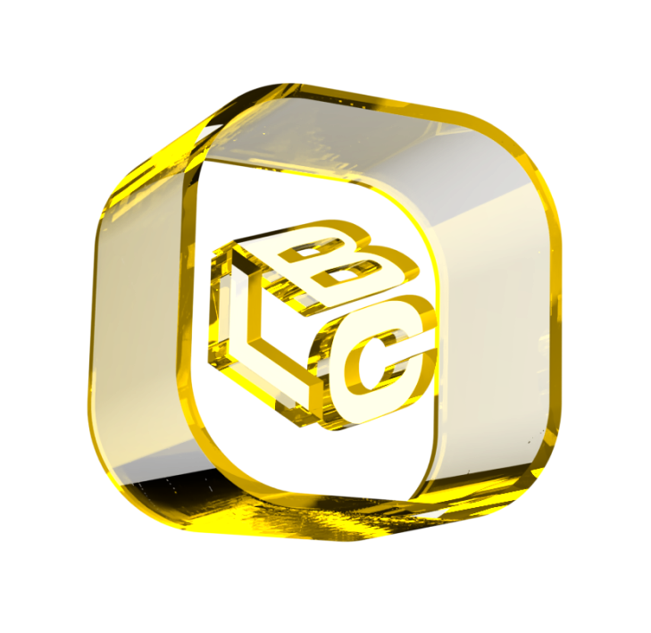 Cubo dourado com as letras B, L e C em relevo dentro de um anel transparente