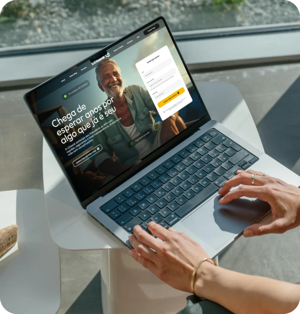 Laptop aberto exibindo site do LGbank com homem sorrindo