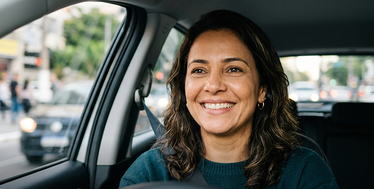 Mulher sorrindo no carro, pensando em RPV Precatório